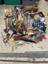 A LARGE ASSORTMENT OF HAND TOOLS TO INCLUDE SCREW DRIVERS, HAMMERS AND HACKSAWS ETC