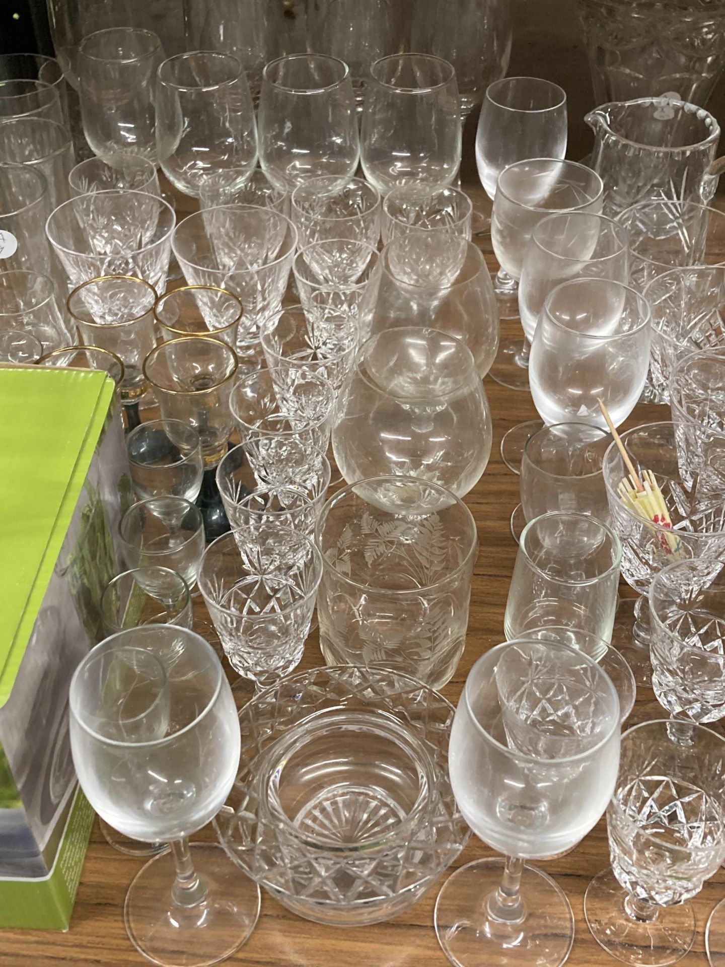 A MIXED LOT OF GLASSWARE TO INCLUDE BOXED GLASS TEAPOT, CUT GLASS DRINKING GLASSES ETC - Image 4 of 5