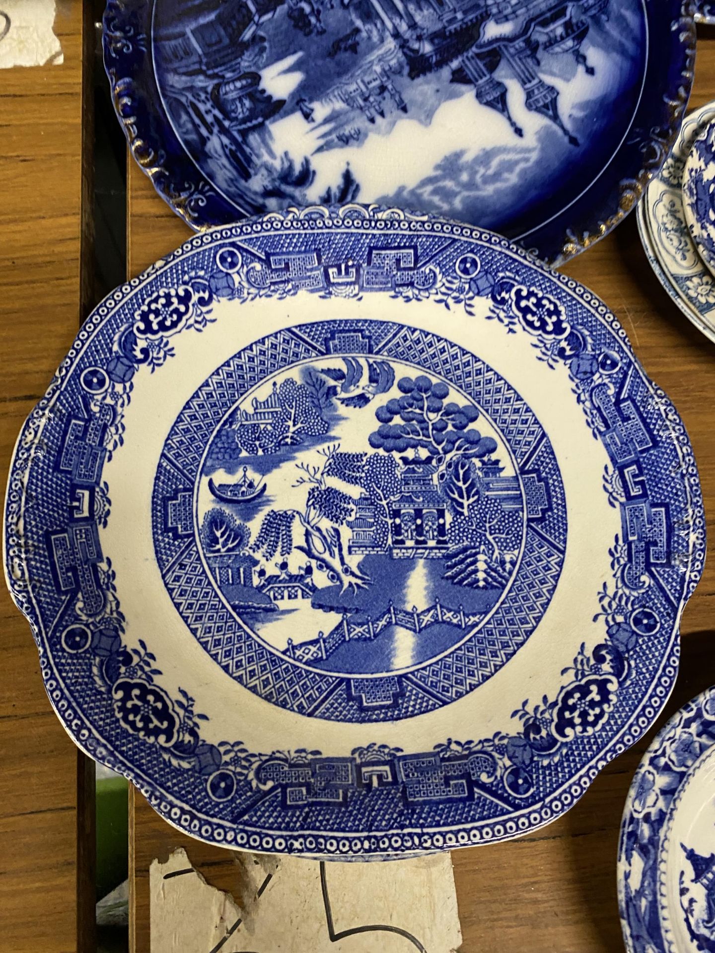 A COLLECTION OF BLUE AND WHITE TABLEWARE TO INCLUDE WEDGWOOD ETC - Image 2 of 4