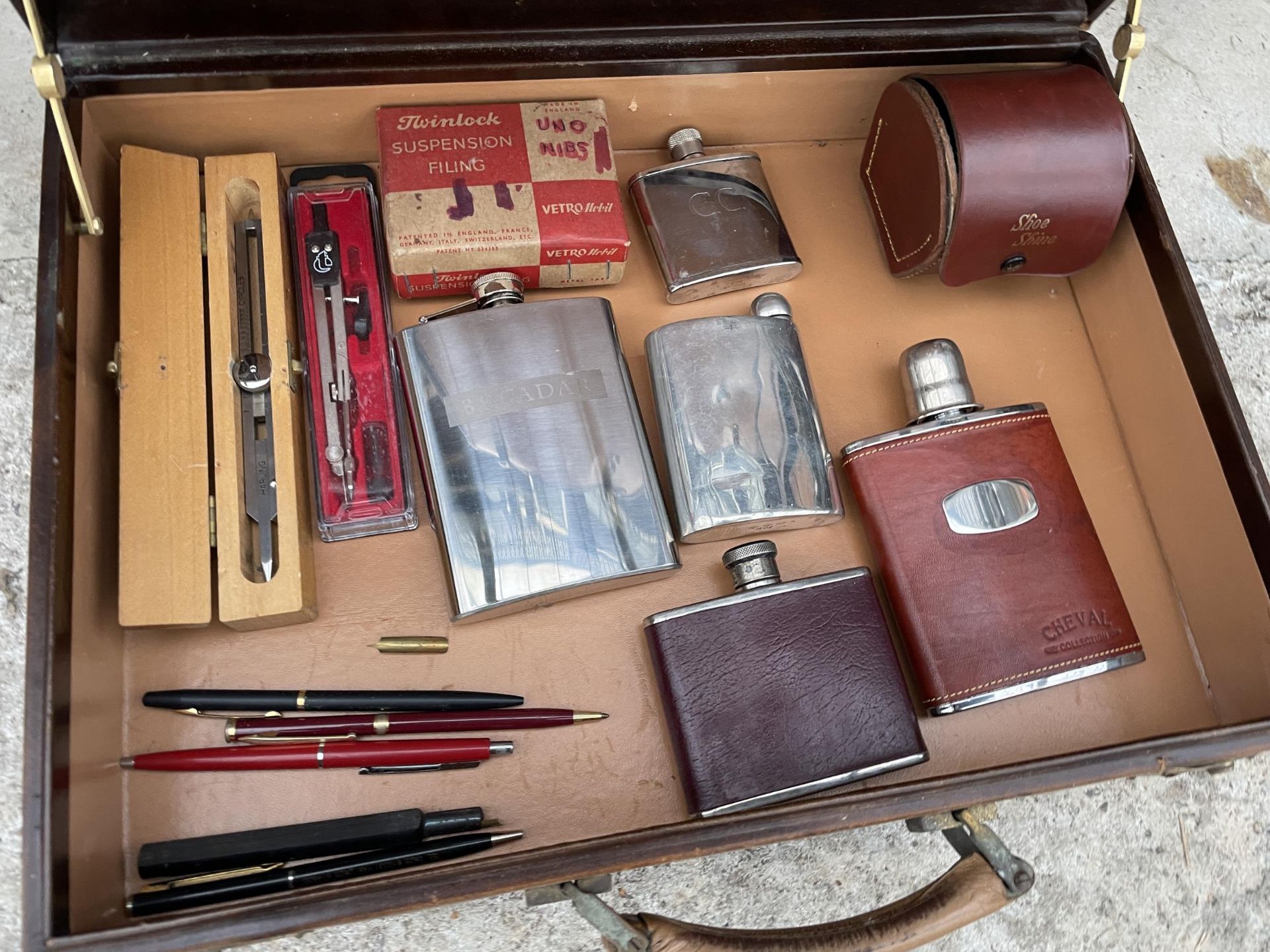 A VINTAGE LEATHER BREIFCASE CONTAINING FOUNTAIN PENS AND HIP FLASKS ETC - Image 2 of 4