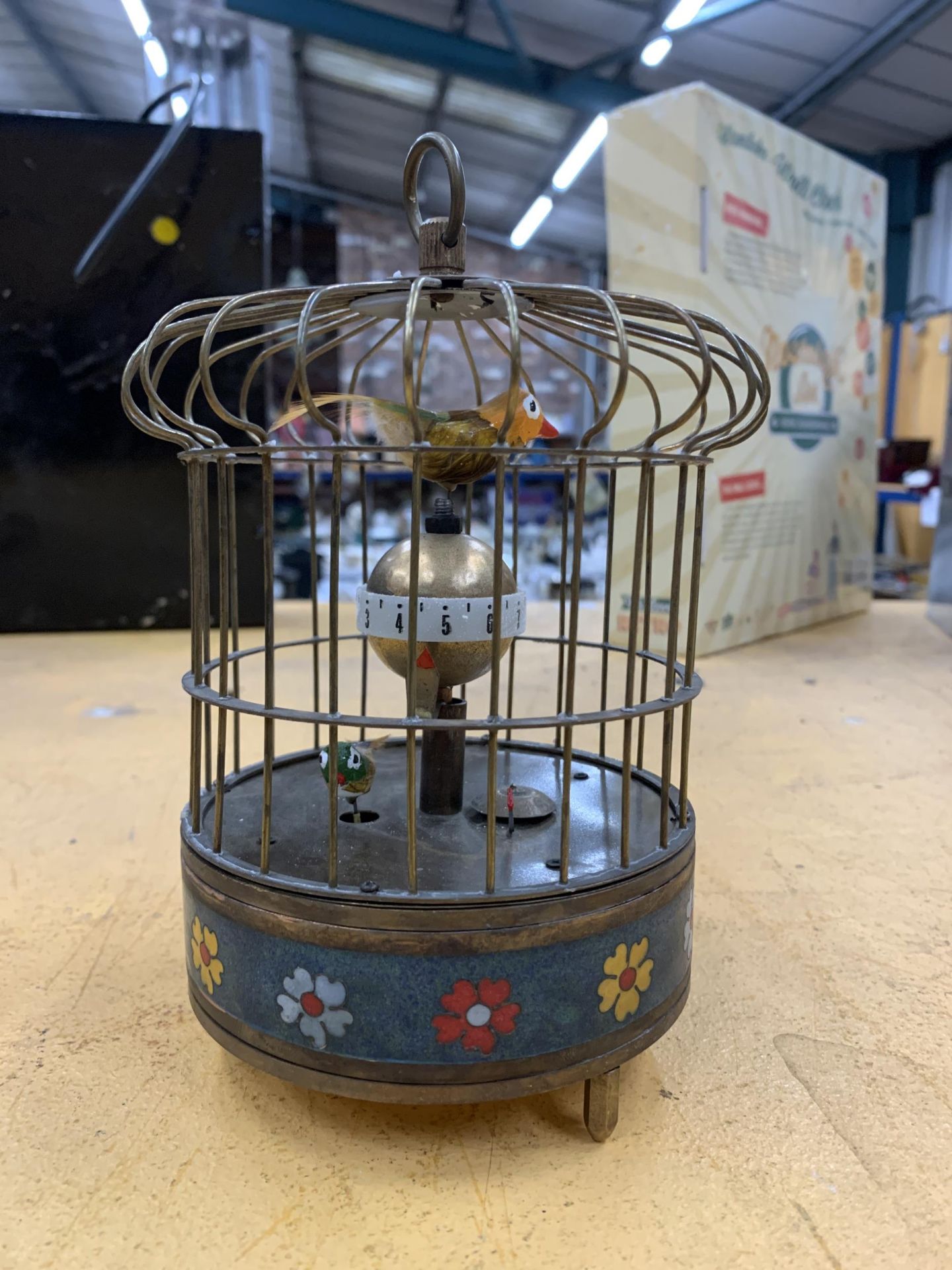 A VINTAGE STYLE AUTOMATON MUSICAL BIRD CAGE - Image 2 of 5
