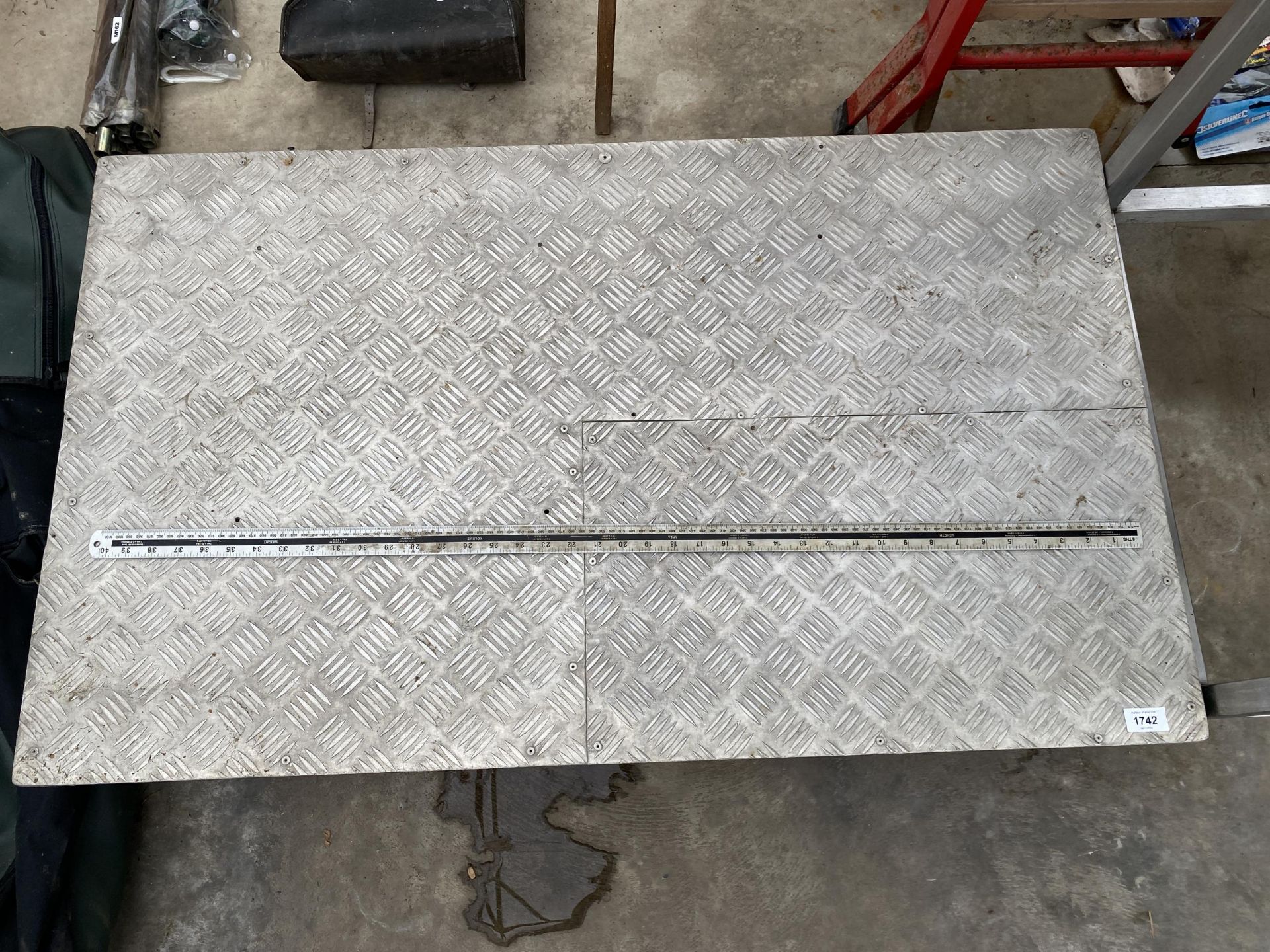 AN ALUMINIUM STEP WITH CHEQUER PLATE FLOOR - Image 4 of 4