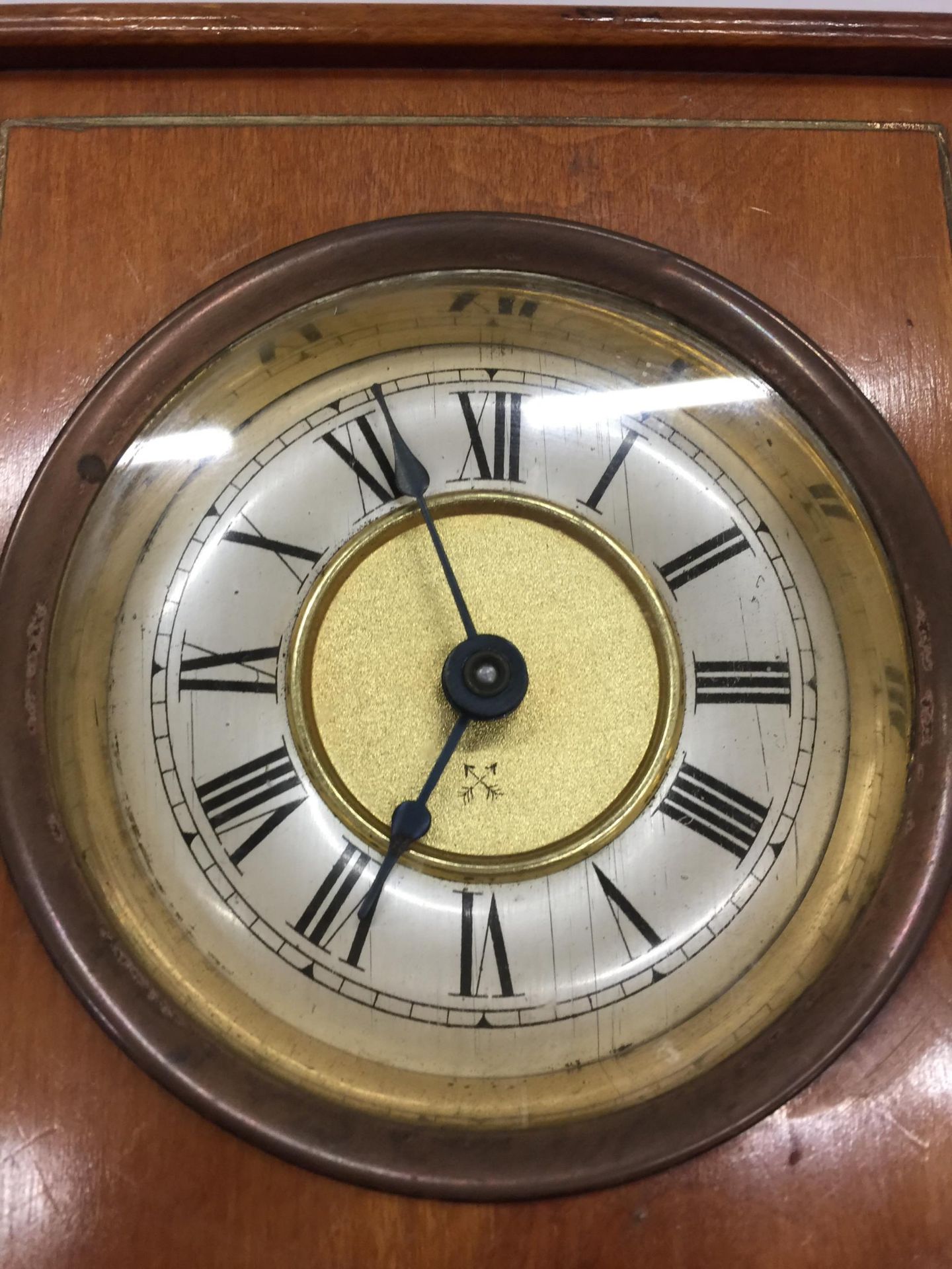 A VINTAGE FRUITWOOD MANTLE CLOCK WITH KEY - Image 5 of 5