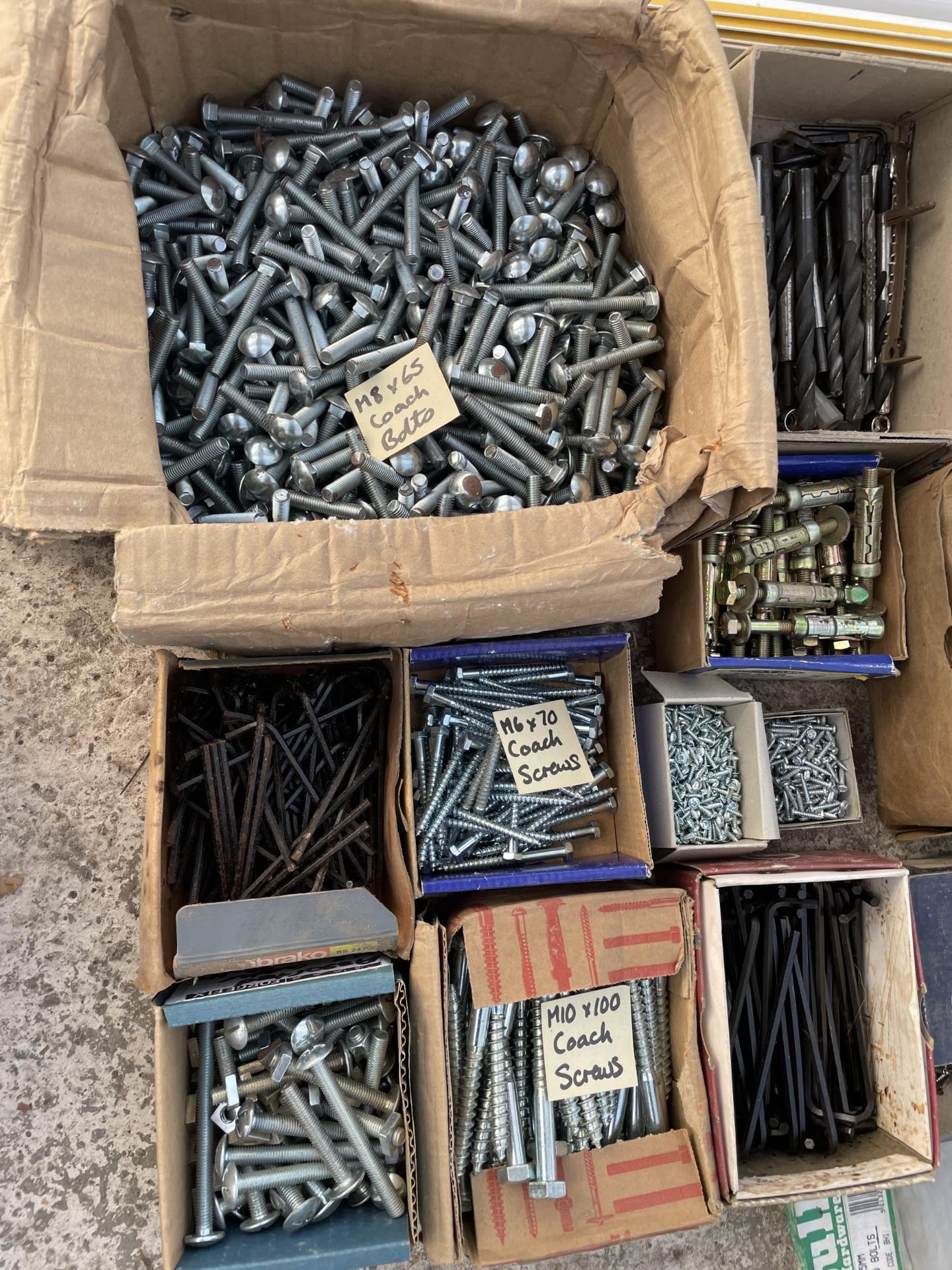 A LARGE ASSORTMENT OF HARDWARE TO INCLUDE BOLTS, SCREWS AND HINGES ETC - Image 2 of 2