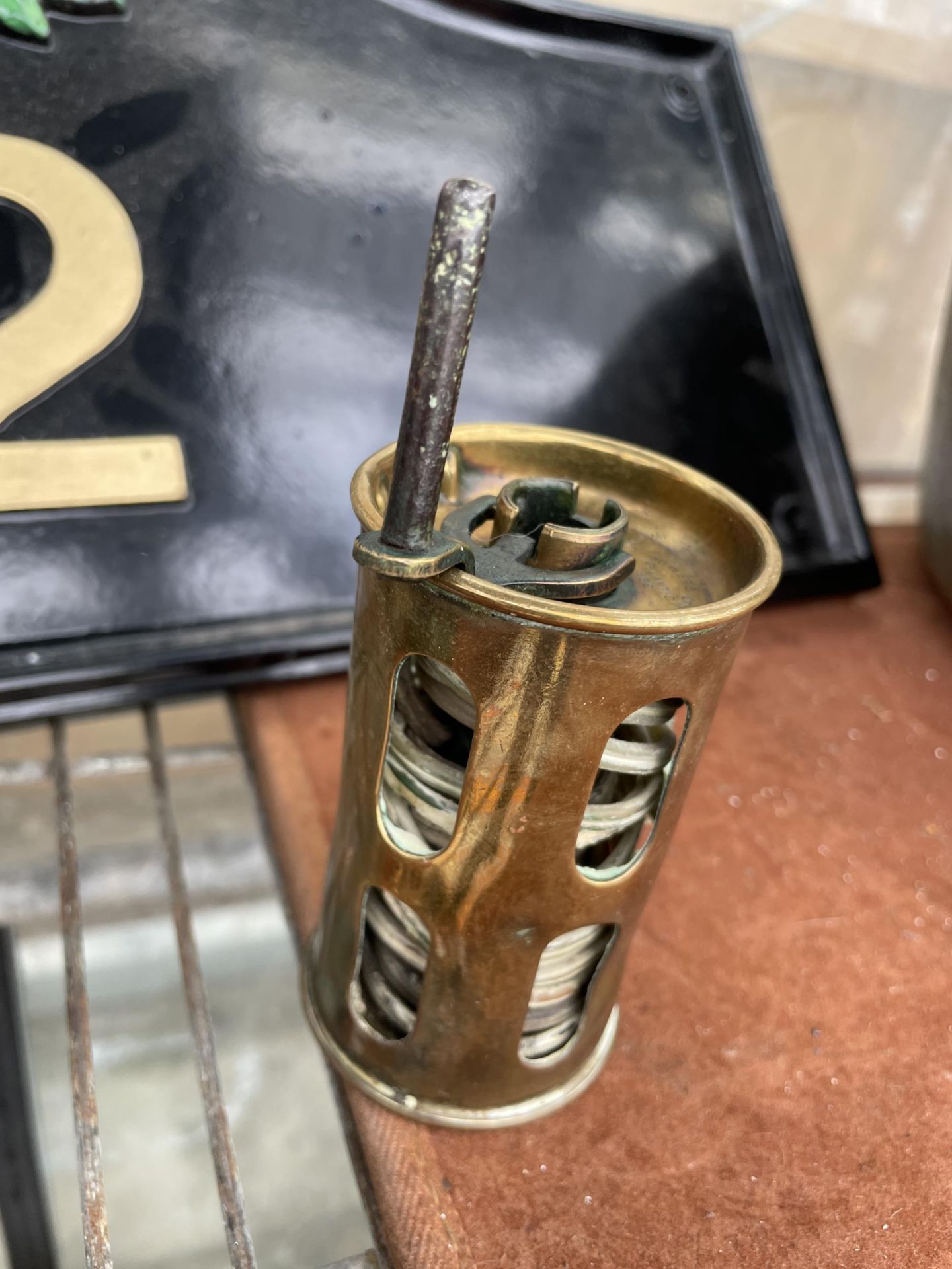 A VINTAGE BRASS BUTLERS ATLANTIC REEL AND TWO OIL CANS - Bild 4 aus 5