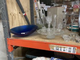 TWO LARGE RIBBED BLUE AND GREEN BOWLS PLUS A FOOTED CAKE STAND AND FURTHER GLASSWARE