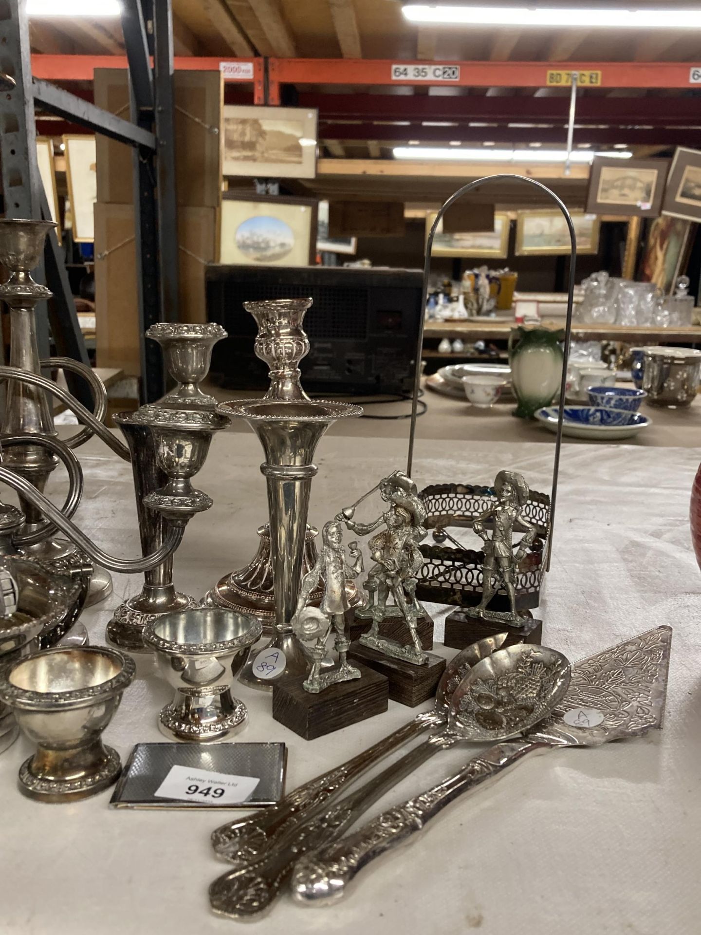 A QUANTITY OF SILVER PLATED ITEMS TO INCLUDE CANDLEABRAS, SMALL VASES, FIGURES, FLATWARE, ETC - Image 2 of 4