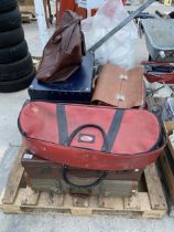 AN ASSORTMENT OF VINTAGE TRAVEL CASES AND BAGS ETC