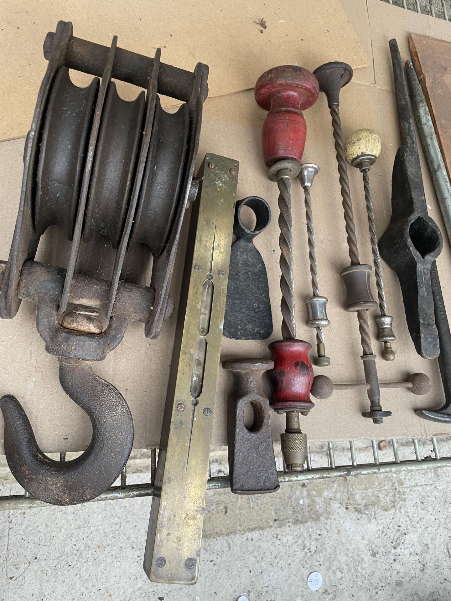 AN ASSORTMENT OF VINTAGE ITEMS TO INCLUDE A PULLEY HOOK AND A SPIRIT LEVEL ETC - Bild 2 aus 6