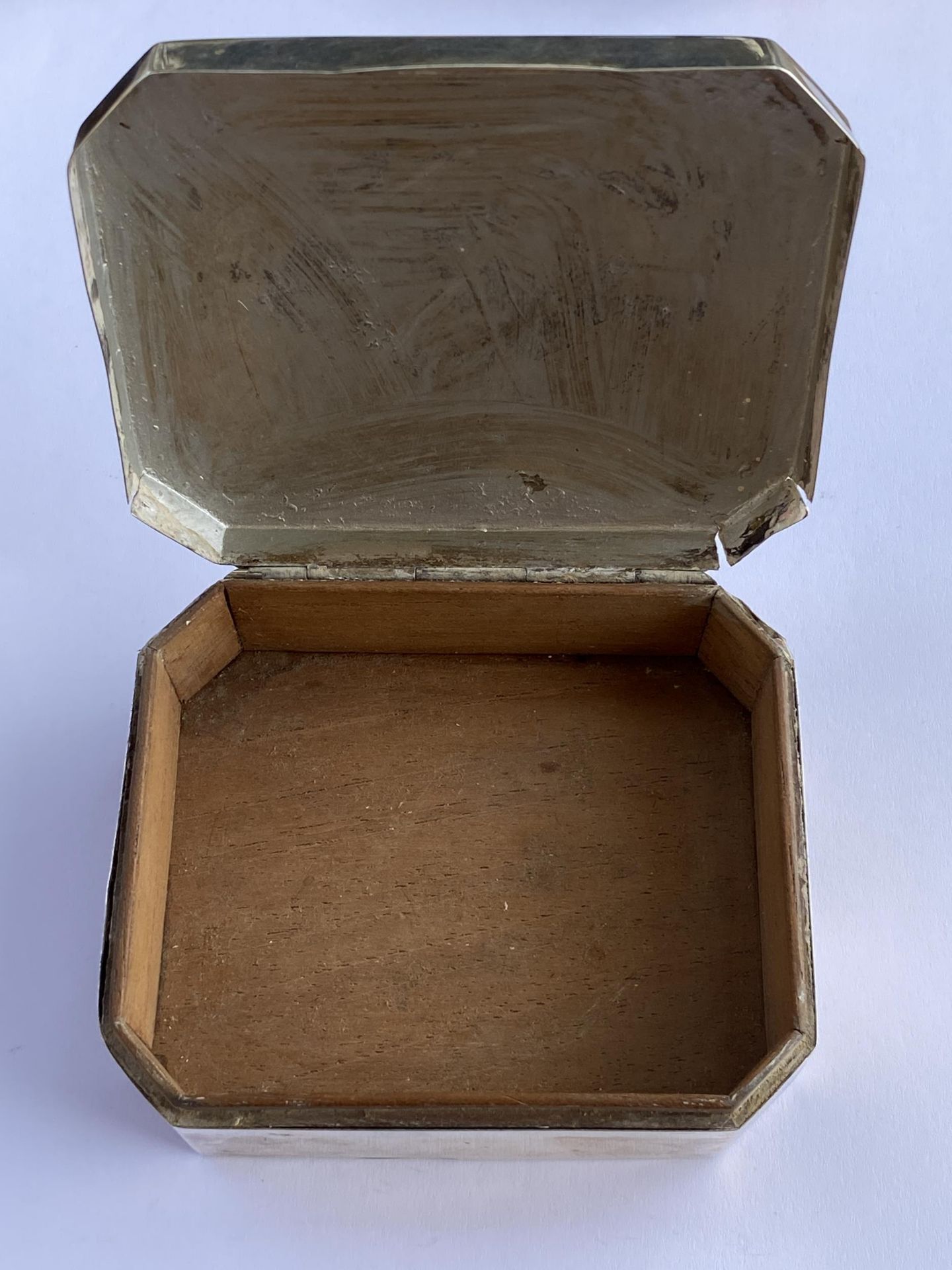 AN ART DECO HALLMARKED SILVER CIGARETTE BOX WITH WOOD LINING, GROSS WEIGHT 249 GRAMS - Image 7 of 10
