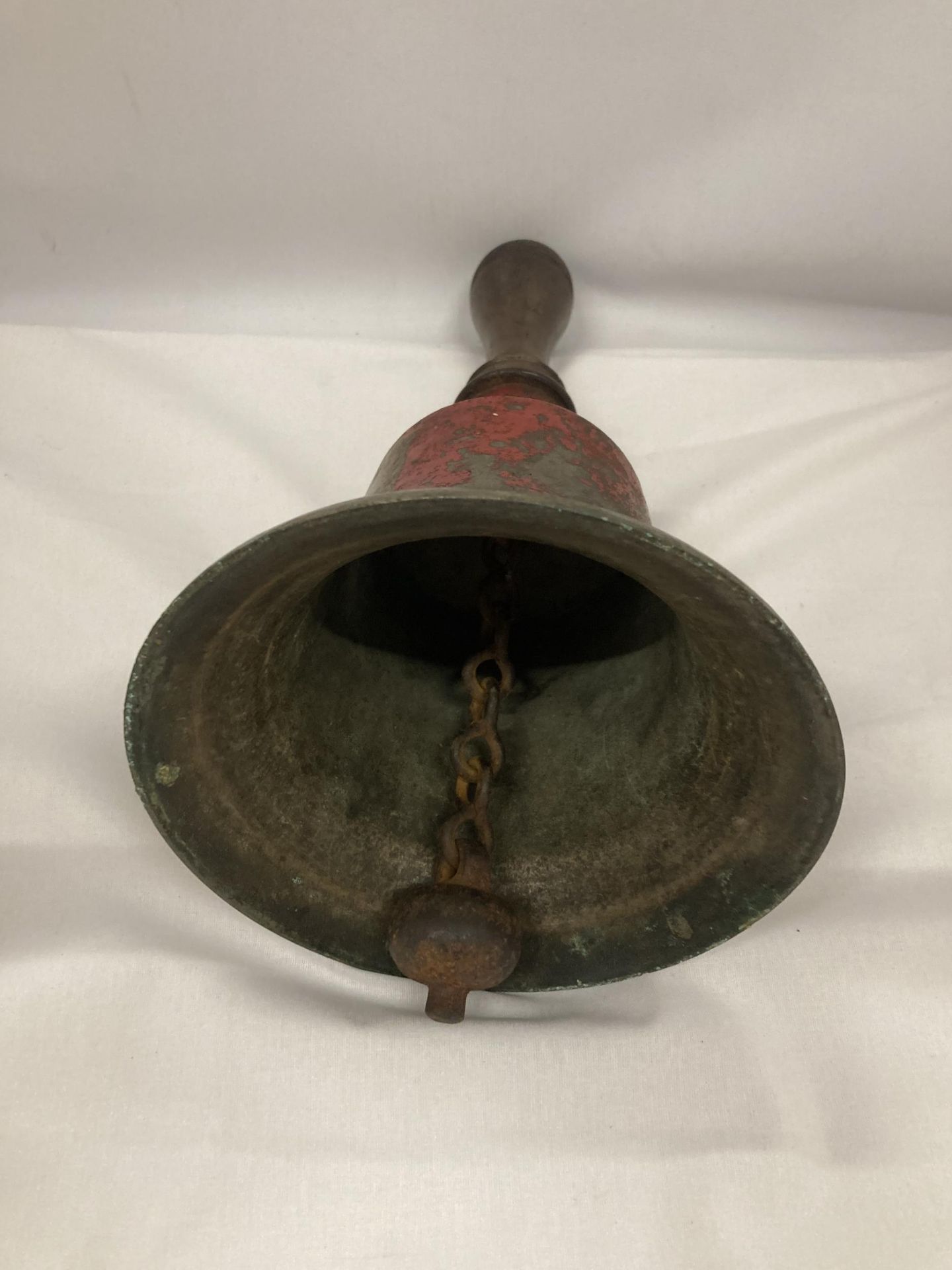 A LARGE VINTAGE METAL BELL WITH A WOODEN HANDLE - Image 3 of 3