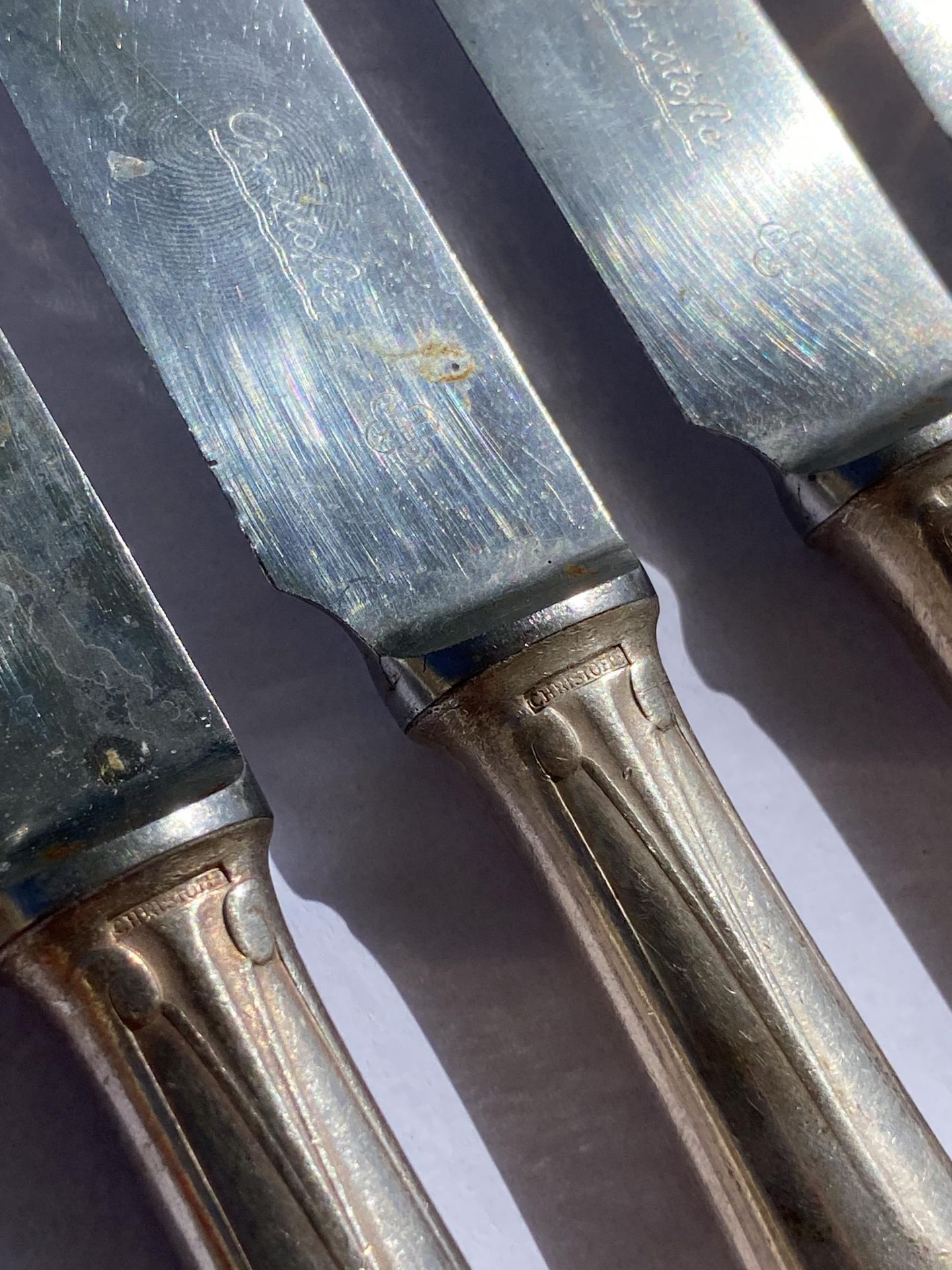 A SET OF SIX PLUS ONE FRENCH ART DECO CHRISTOFLE CTF20 PLUME PATTERN SILVER PLATED DINNER KNIVES - Image 3 of 7