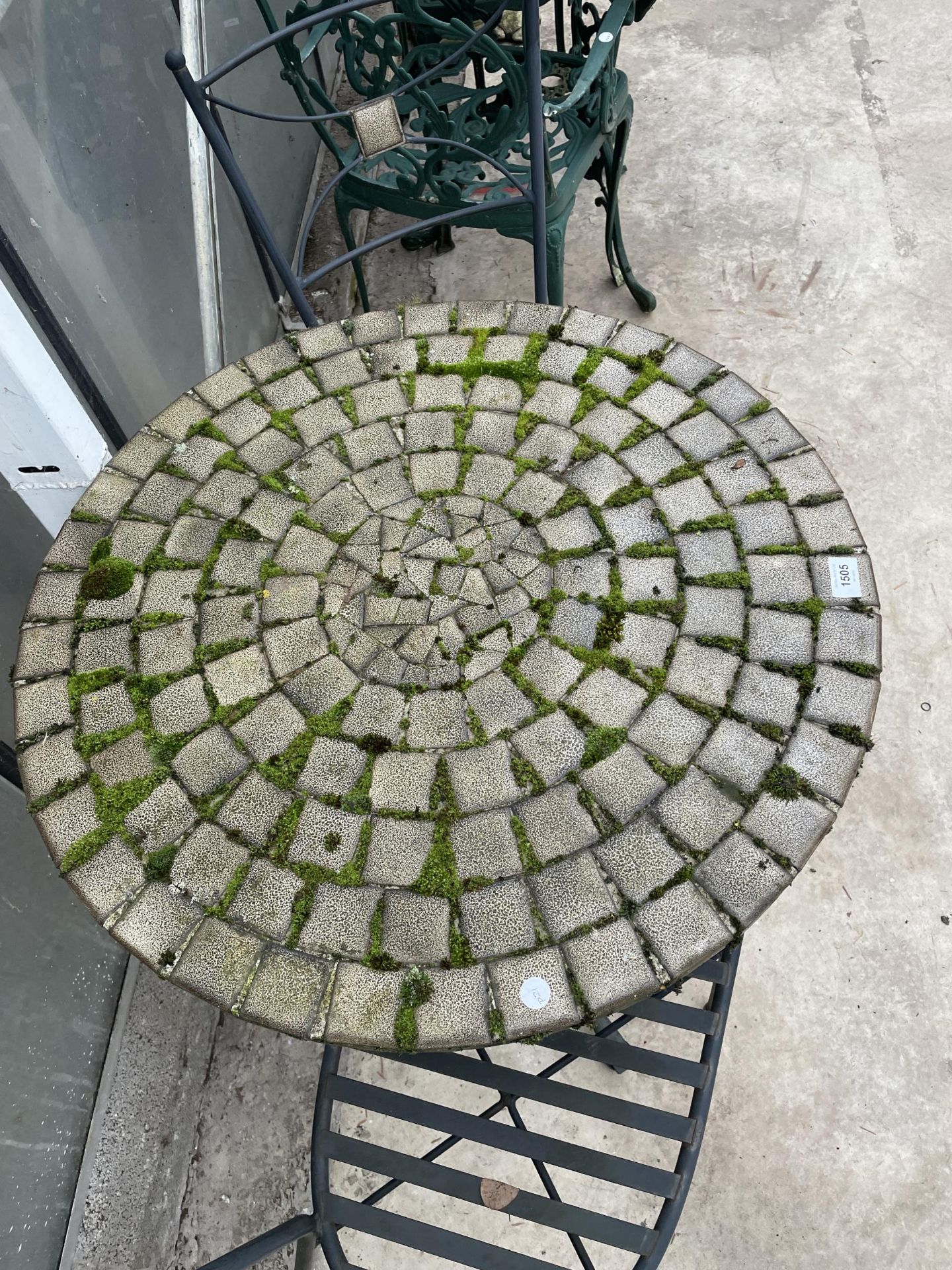 A BISTRO SET COMPRISING OF A ROUND TILE TOP TABLE AND TWO METAL CHAIRS - Bild 3 aus 3