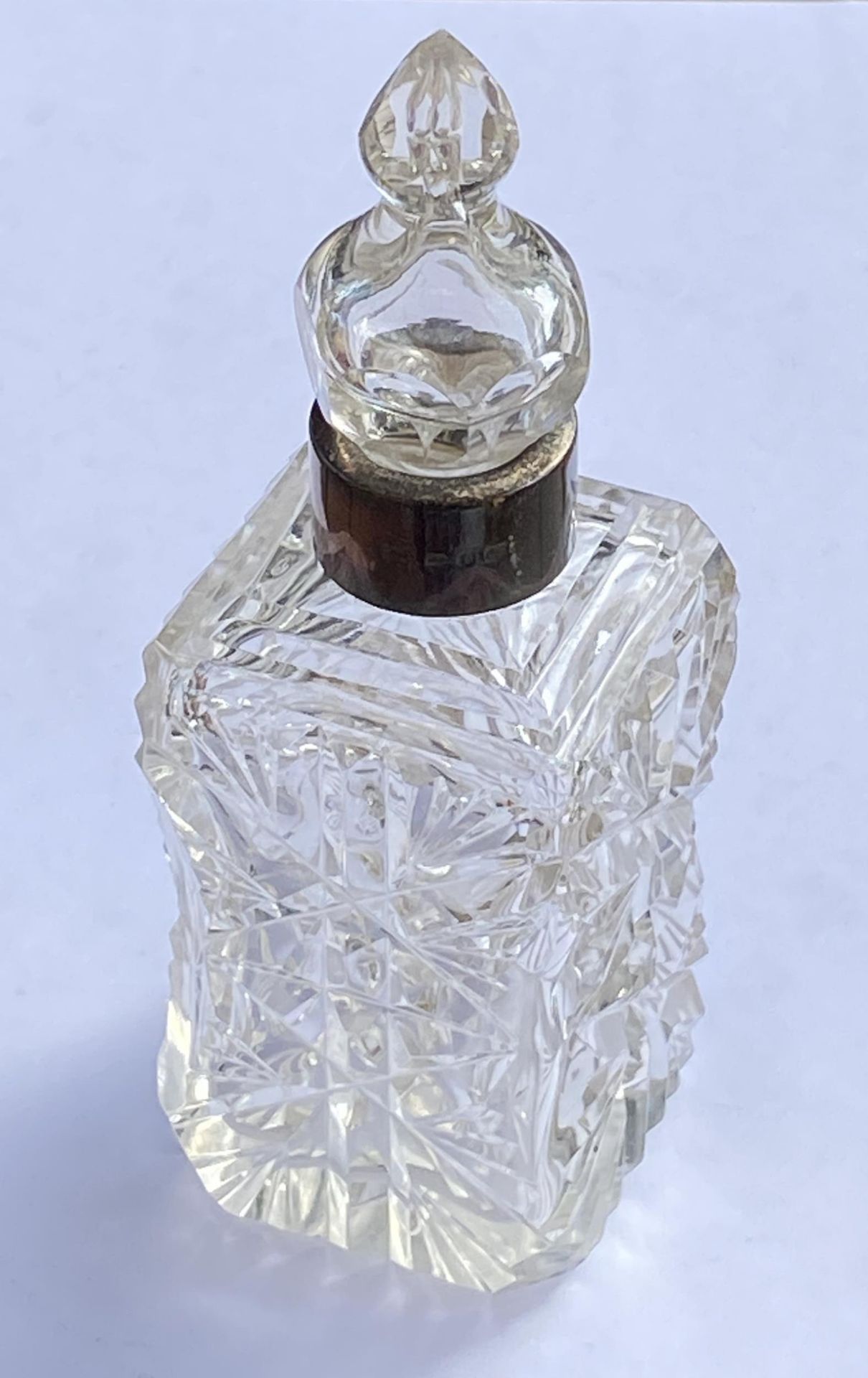 A VICTORIAN 1893 SILVER COLLAR AND CUT GLASS PERFUME BOTTLE, HEIGHT 15 CM