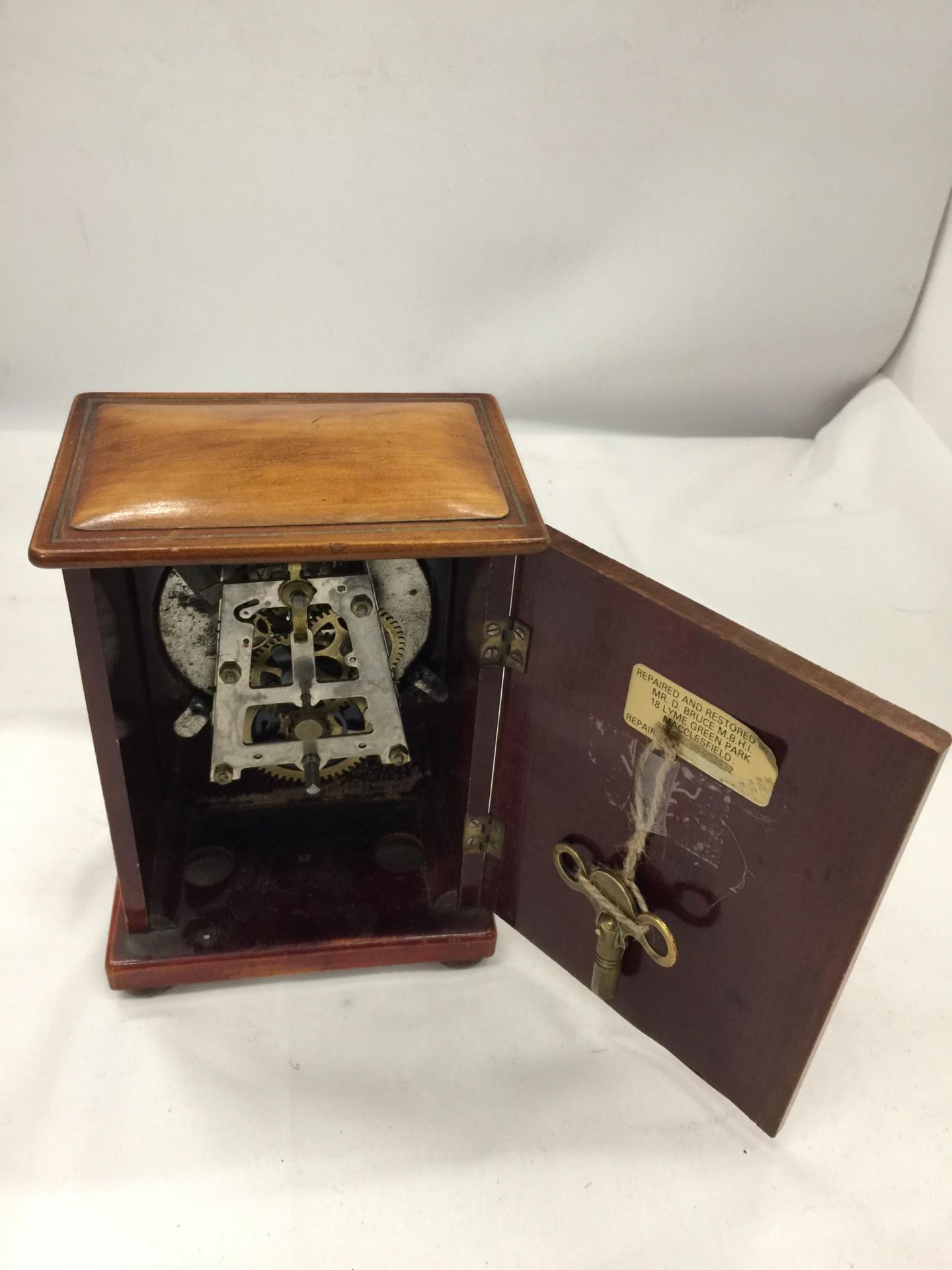 A VINTAGE FRUITWOOD MANTLE CLOCK WITH KEY - Image 3 of 5