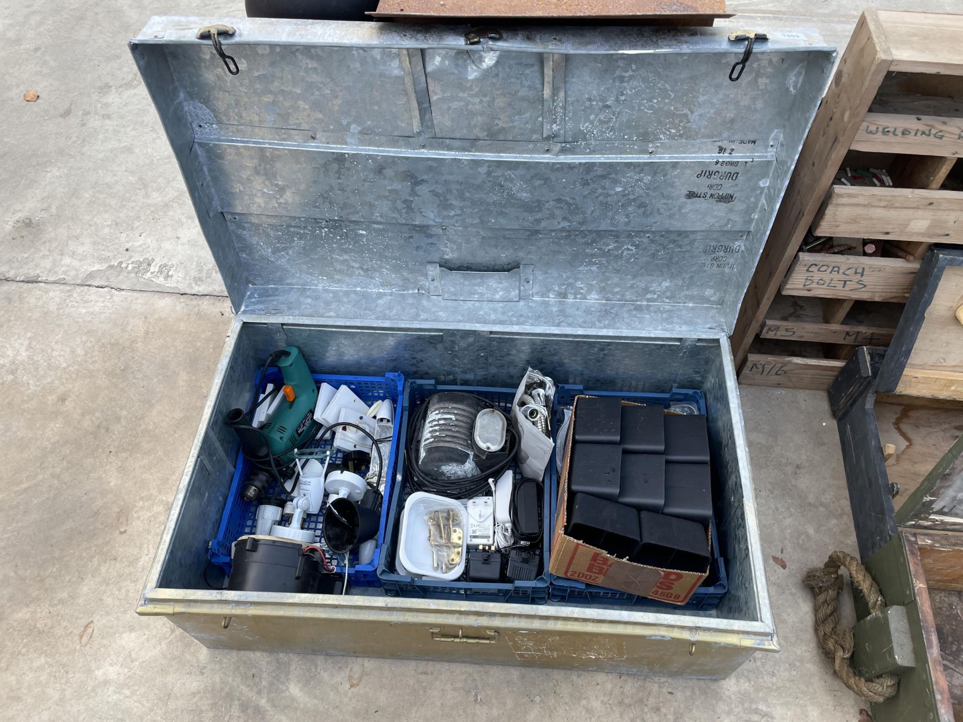 A LARGE GALVANISED STORAGE TRUNK AND A FOUR WHEELED WORKSHOP TROLLEY TO ALSO INCLUDE TOOLS AND