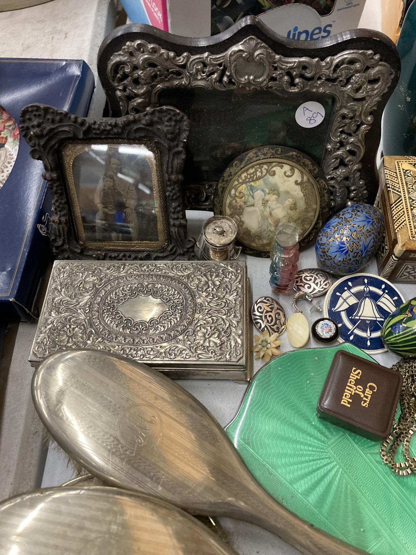 A LARGE MIXED LOT TO INCLUDE PHOTO FRAMES, A CLOISONNE VASE, CANDLESTICKS, PILL BOXES, A SILVER - Image 4 of 6