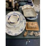 A QUANTITY OF VINTAGE CERAMIC ITEMS TO INCLUDE MEAT PLATES, A ROYAL COMMEMORATIVE PLATE, ORIENTAL