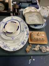 A QUANTITY OF VINTAGE CERAMIC ITEMS TO INCLUDE MEAT PLATES, A ROYAL COMMEMORATIVE PLATE, ORIENTAL