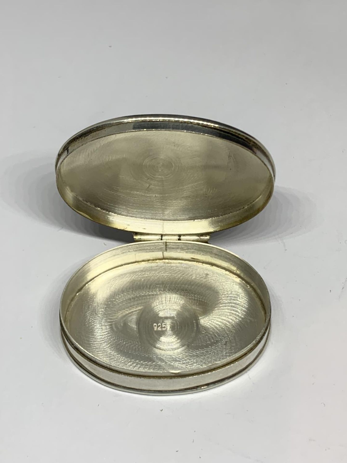 A SILVER PILL BOX - Image 3 of 3