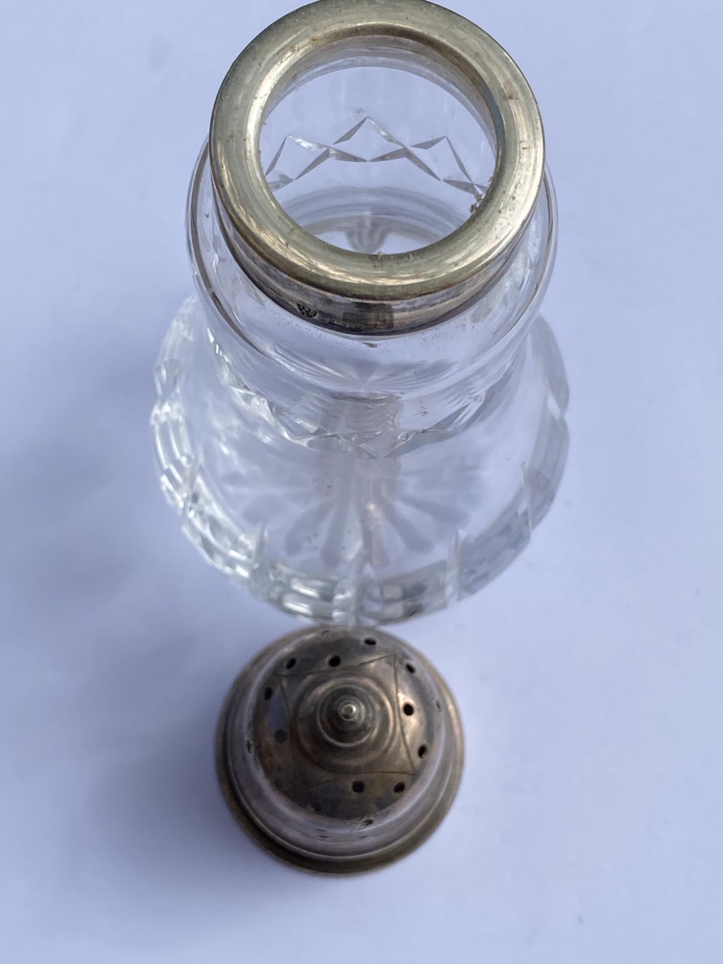 AN ELIZABETH II 1973 SILVER TOPPED SUGAR SIFTER WITH SILVER LID AND COLLAR, MAKER J B CHATTERLEY & - Image 4 of 5