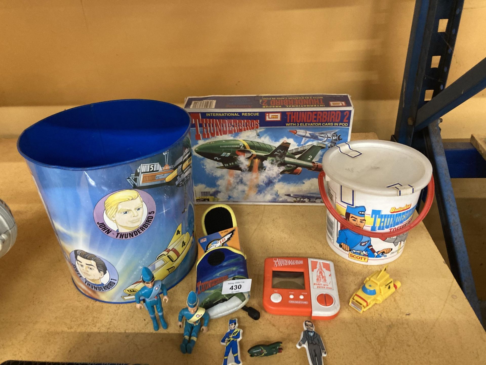 A COLLECTION OF EARLY 1990'S THUNDERBIRDS ITEMS TO INCLUDE AN UNMADE THUNDERBIRD 2 KIT, FIGURES,