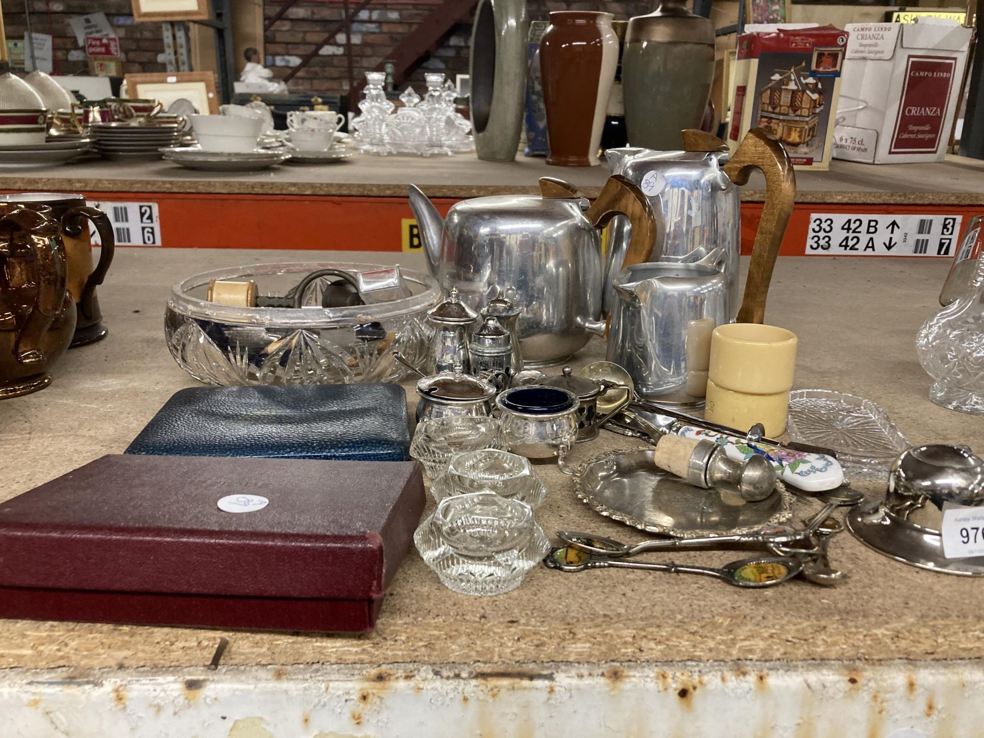 A MIXED VINTAGE LOT TO INCLUDE A PICQUOT WARE TEASET, NAPKIN RINGS, FLATWARE, SILVER PLATED