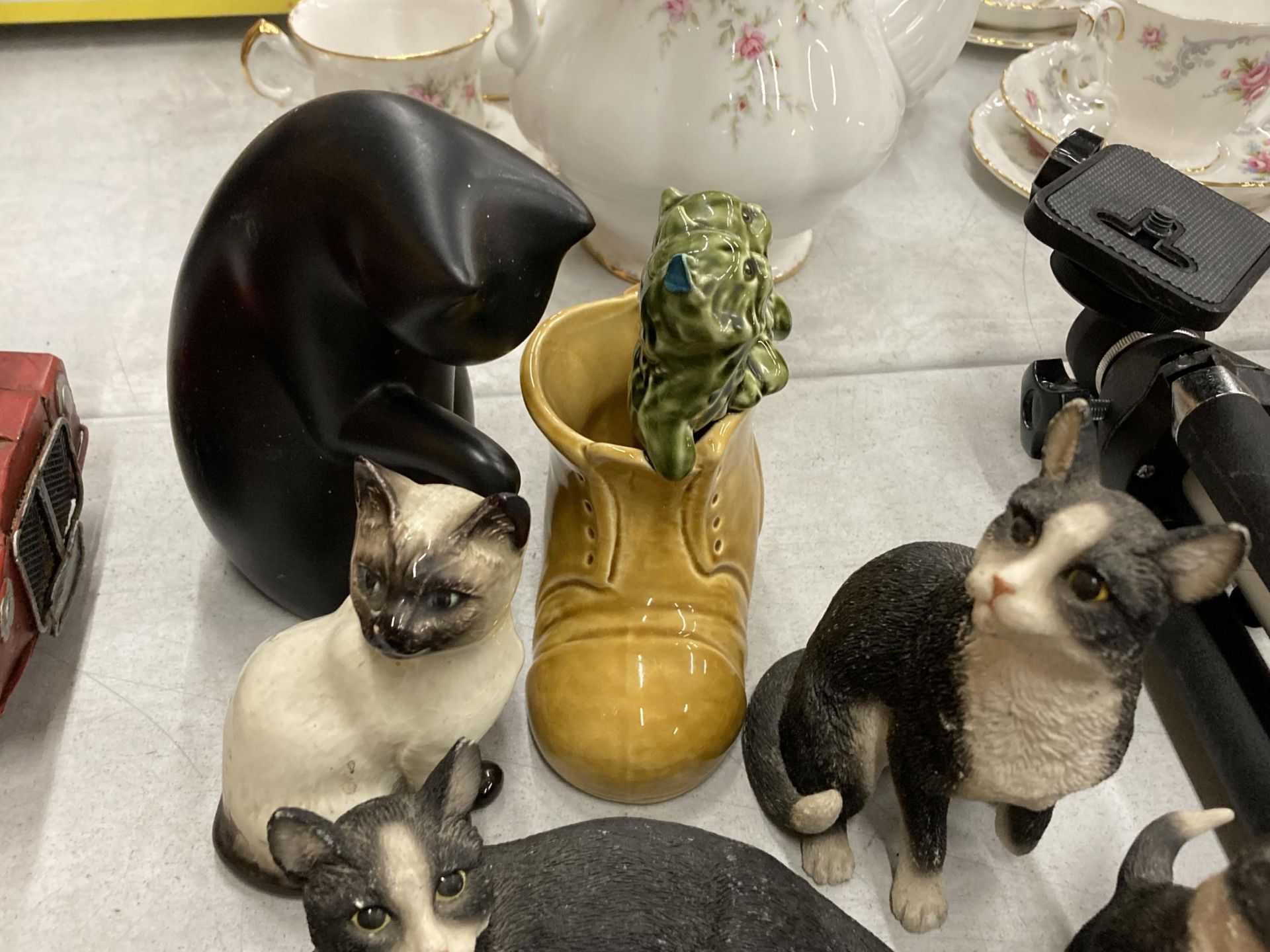 EIGHT ASSORTED CAT FIGURES INCLUDING BESWICK AND SYLVAC - Image 3 of 3