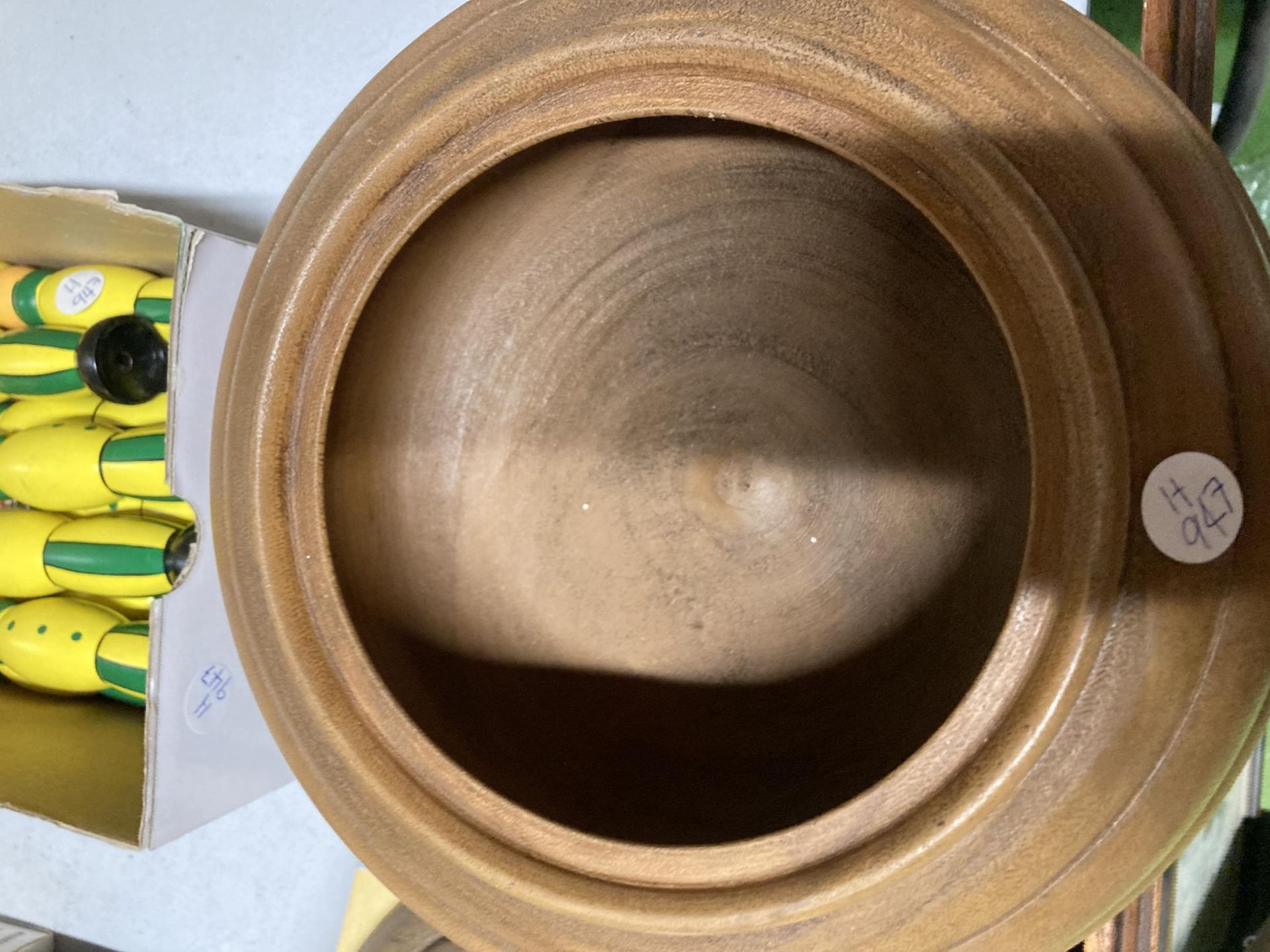 A LARGE WOODEN BOWL WITH LID PLUS A SET OF CLOWN SKITTLES AND BALLS - Bild 3 aus 4