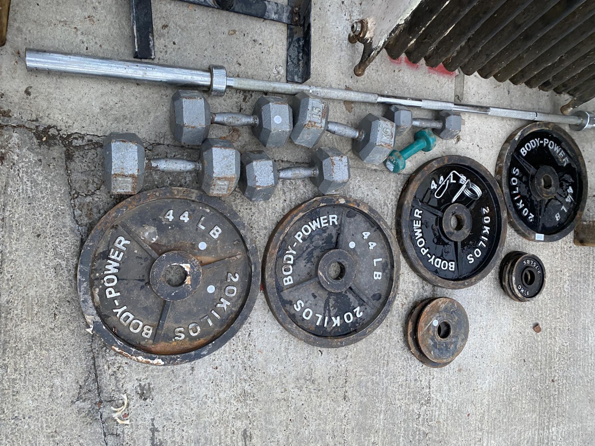 A LARGE ASSORTMENT OF CAST IRON WEIGHT LIFTING WEIGHTS