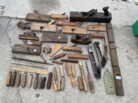 A LARGE ASSORTMENT OF VINTAGE WOOD PLANES AND WOODEN CHISEL HANDLES ETC