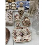A COLLECTION OF MASON'S CERAMICS TO INCLUDE A VASE, WALL POCKET, LIDDED POT WITH SAUCER, CAKE PLATE,