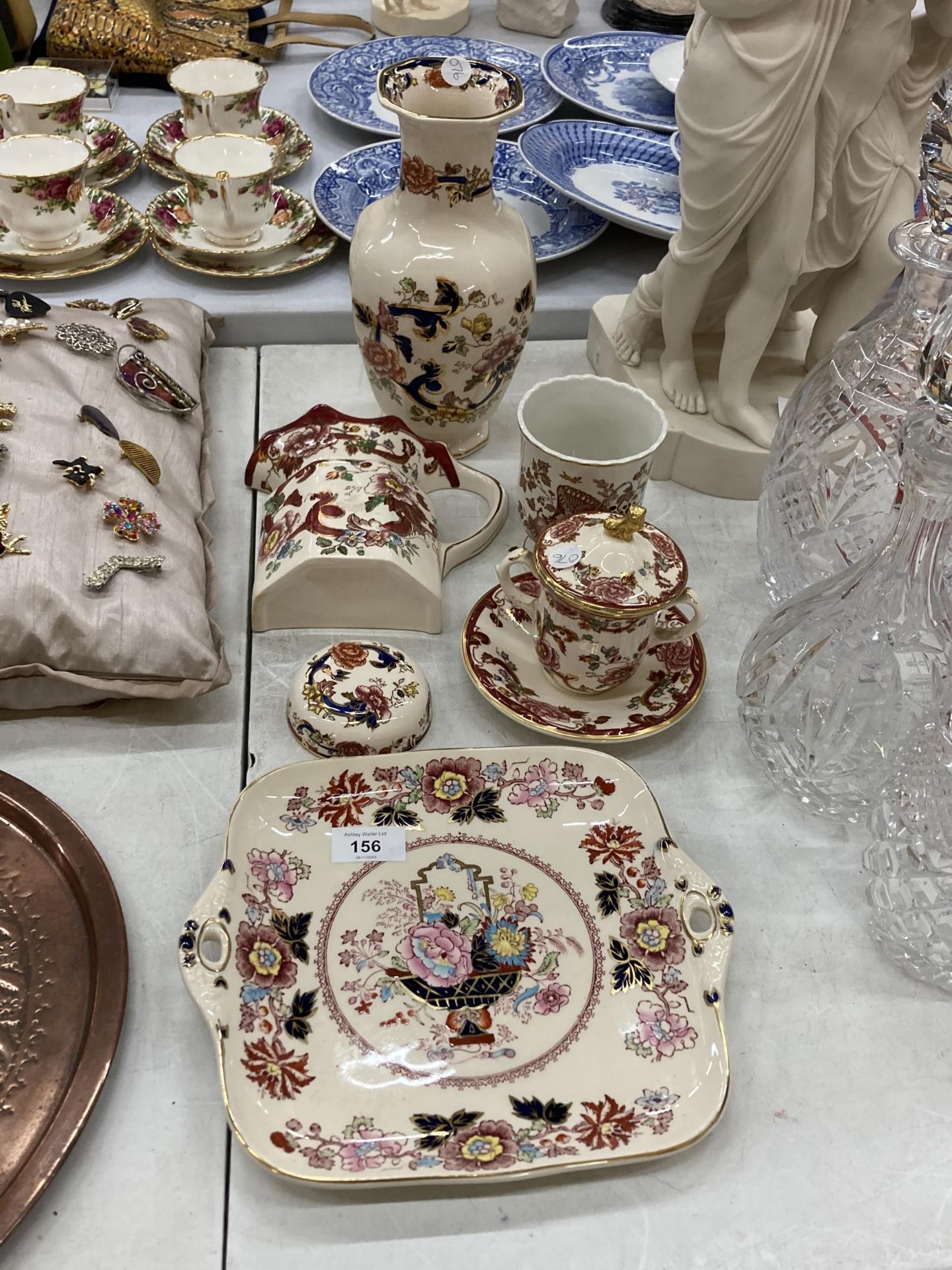 A COLLECTION OF MASON'S CERAMICS TO INCLUDE A VASE, WALL POCKET, LIDDED POT WITH SAUCER, CAKE PLATE,