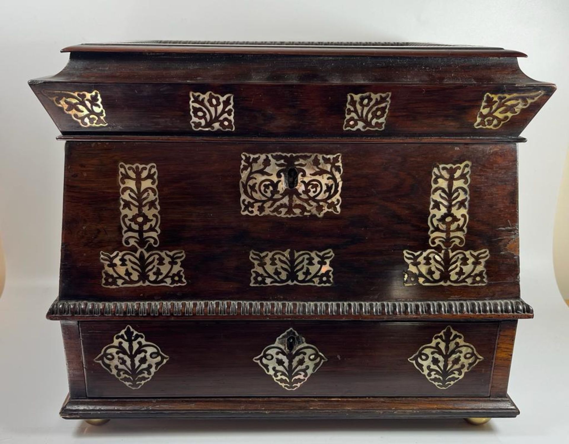 AN ANTIQUE 19TH CENTURY ROSEWOOD AND MOTHER OF PEARL INLAID JEWELLERY BOX WITH LIFT UP TOP SECTION