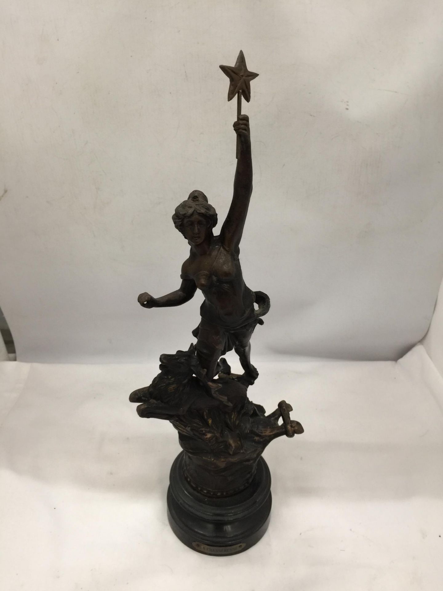 A PAIR OF VINTAGE FRENCH SPELTER CLASSICAL FIGURES TITLED 'LE CHASSEUR' AND 'LA CHASSERESSE' - Image 5 of 7