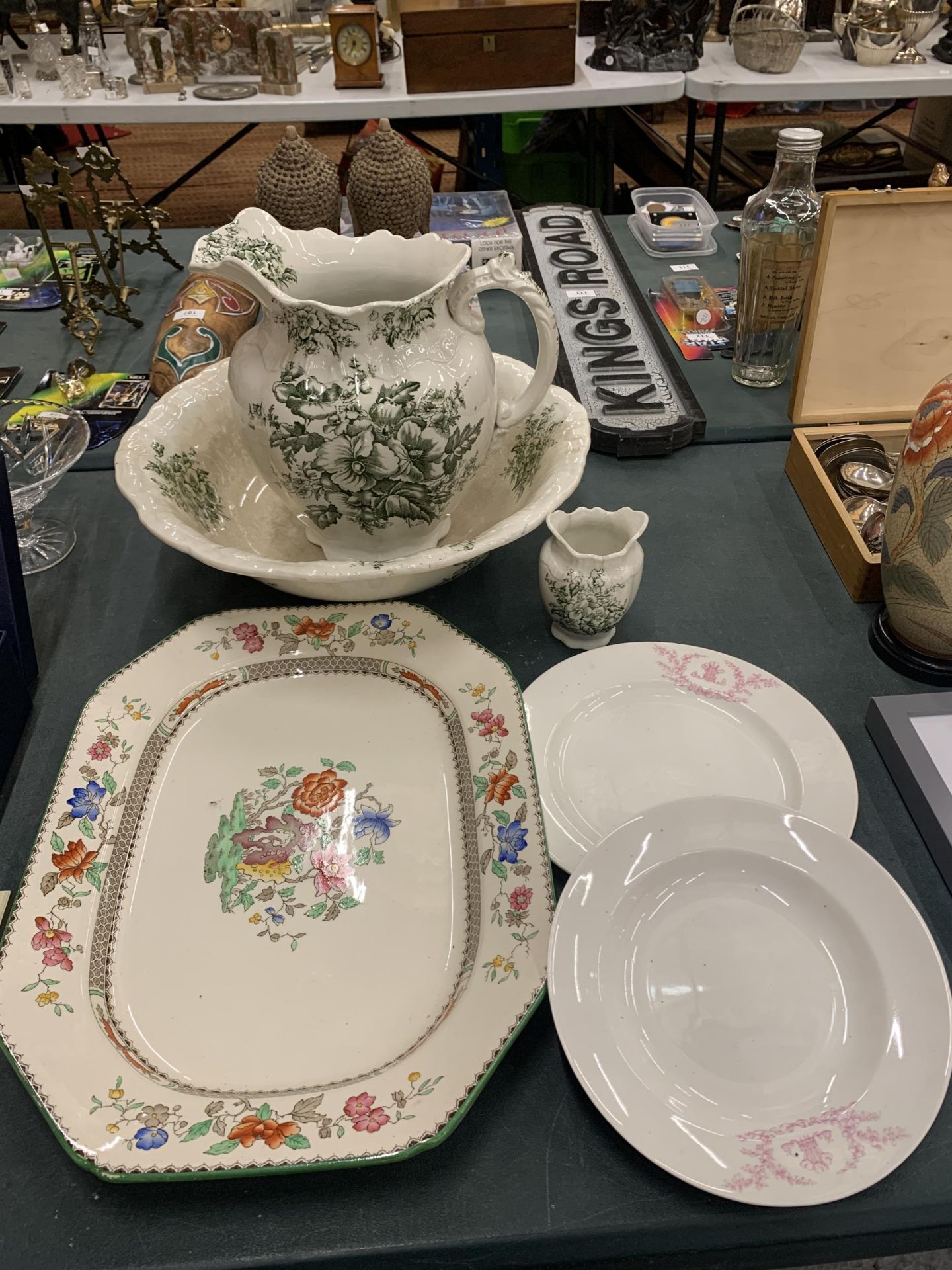 A GROUP OF 19TH CENTURY AND LATER CERAMICS TO INCLUDE WASH JUG AND BOWL, COPELAND SPODE CHINESE ROSE