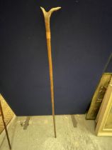 A VINTAGE SHEPHERDS CROOK HORN HANDLED WALKING STICK WITH COPPER FERRULE