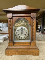 A VINTAGE MAHOGANY MANTLE CLOCK WITH BRASS ORNATE DIAL