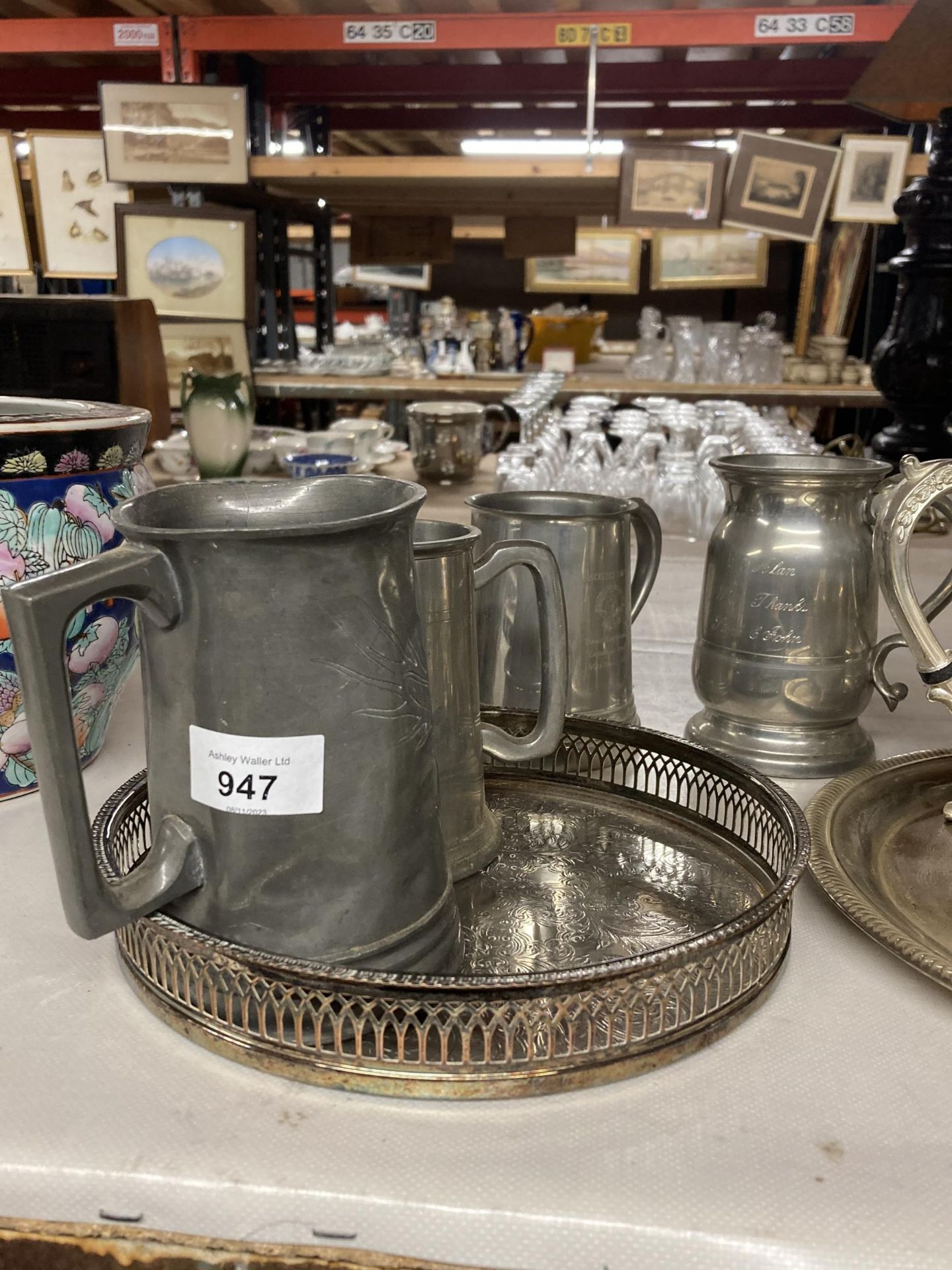 A QUANTITY OF SILVER PLATED ITEMS TO INCLUDE A MATCHING TEAPOT, SUGAR BOWL AND CREAM JUG ON A - Image 3 of 3