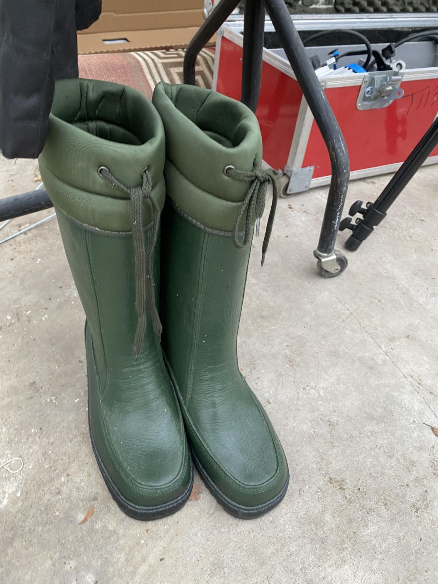 AN ASSORTMENT OF MENS AND WOMENS JACKETS AND A PAIR OF WELLIES - Image 9 of 11