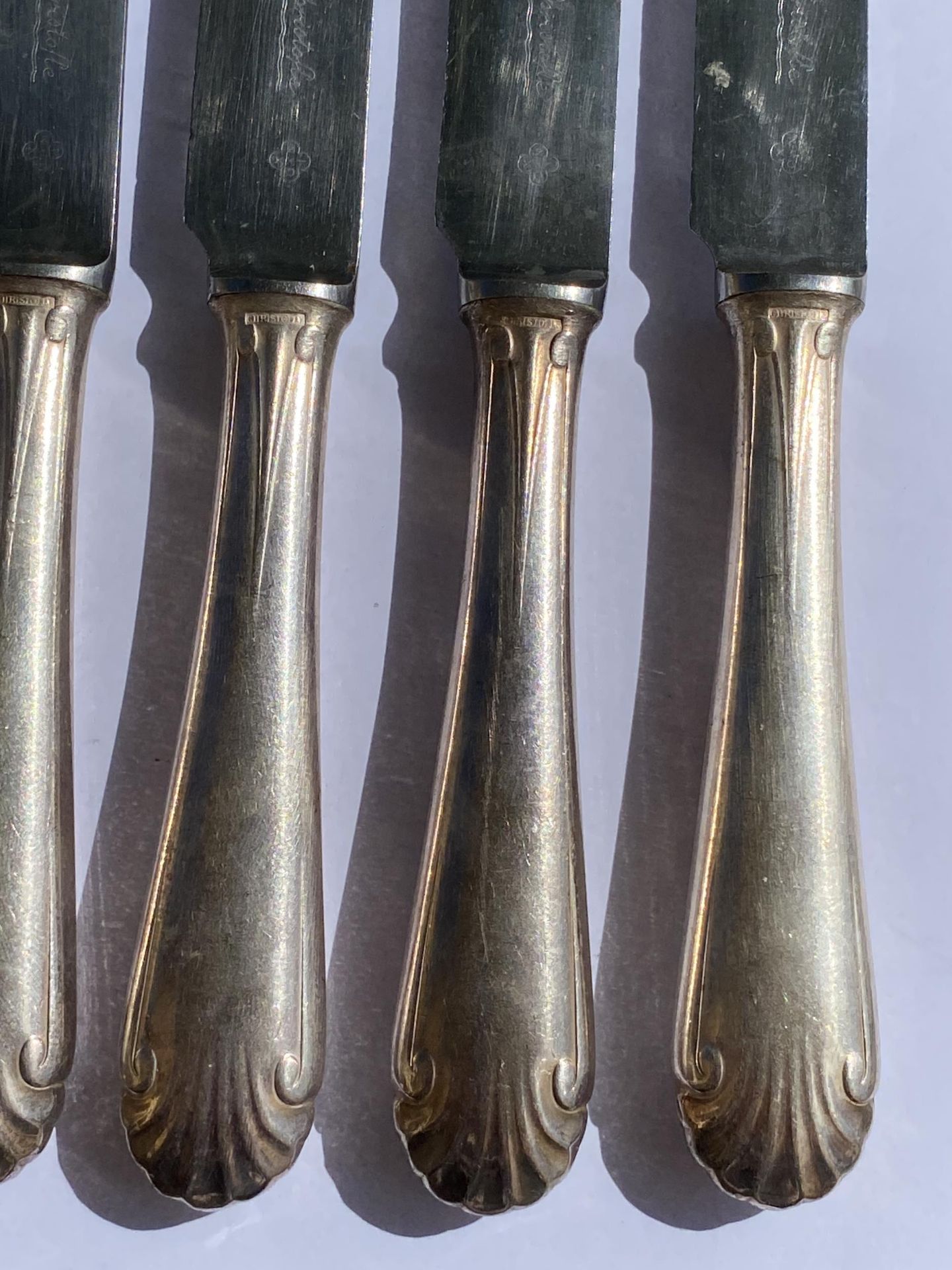 A SET OF SIX PLUS ONE FRENCH ART DECO CHRISTOFLE CTF20 PLUME PATTERN SILVER PLATED DINNER KNIVES - Image 2 of 7