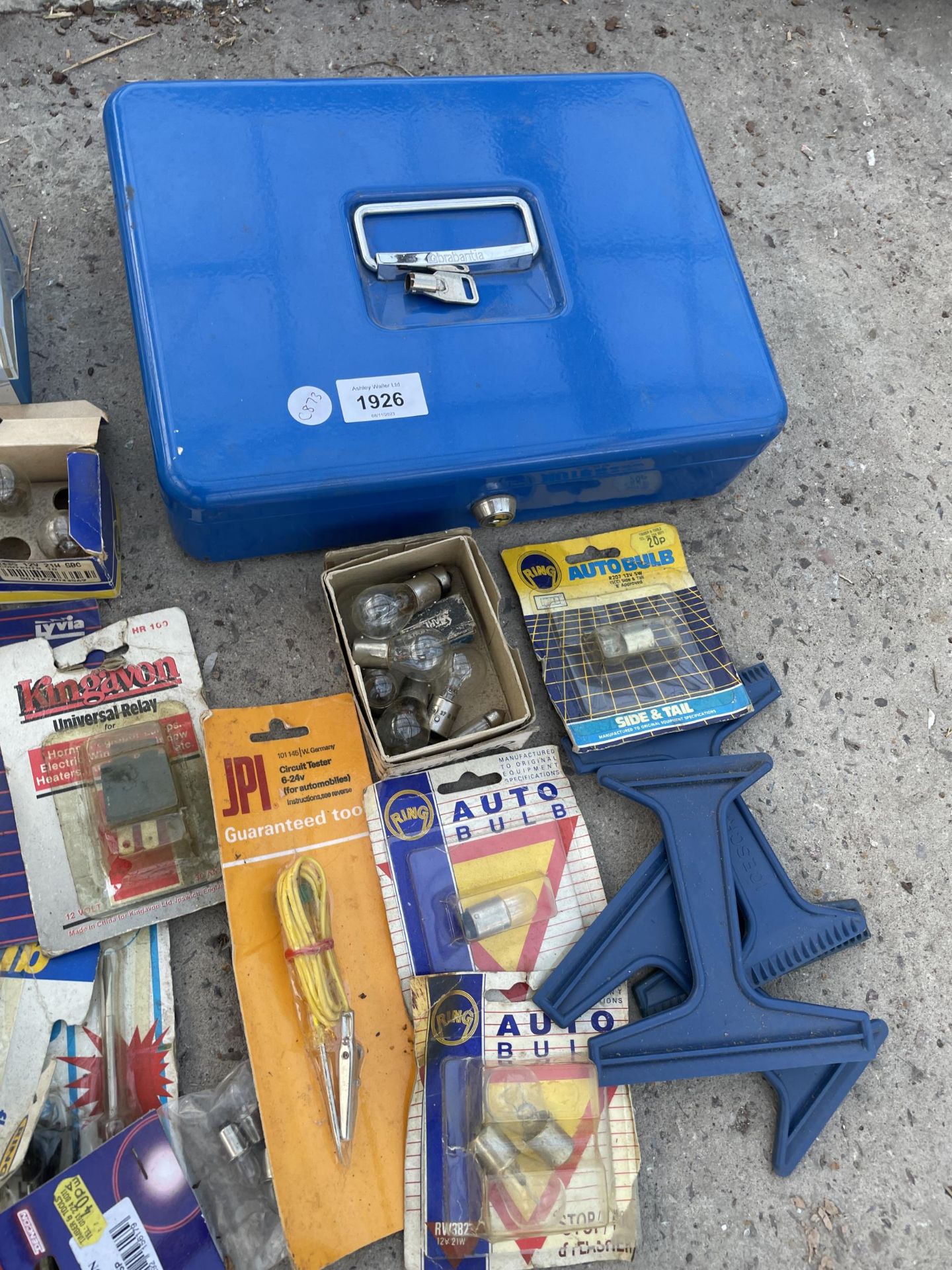 A LARGE ASSORTMENT OF HARDWARE TO INCLUDE LIGHT BULBS AND FUSES ETC - Bild 4 aus 4