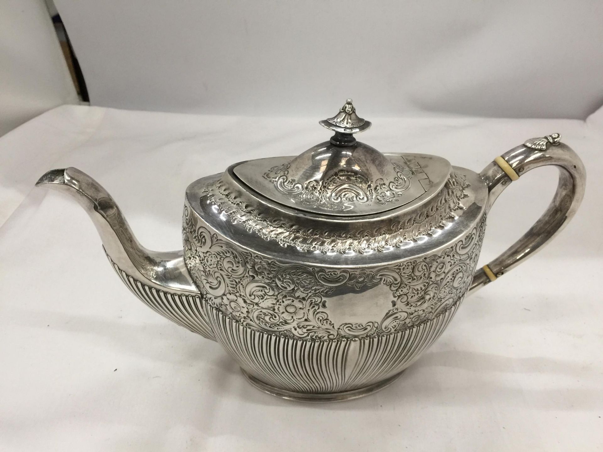 AN EDWARD VII 1902 SILVER TEAPOT WITH CHASED AND ENGRAVED FLORAL DESIGN, MAKER INDISTINCT, GROSS 546 - Image 3 of 7