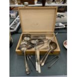 A WOODEN BOX CONTAINING ASSORTED SILVER PLATED CUTLERY