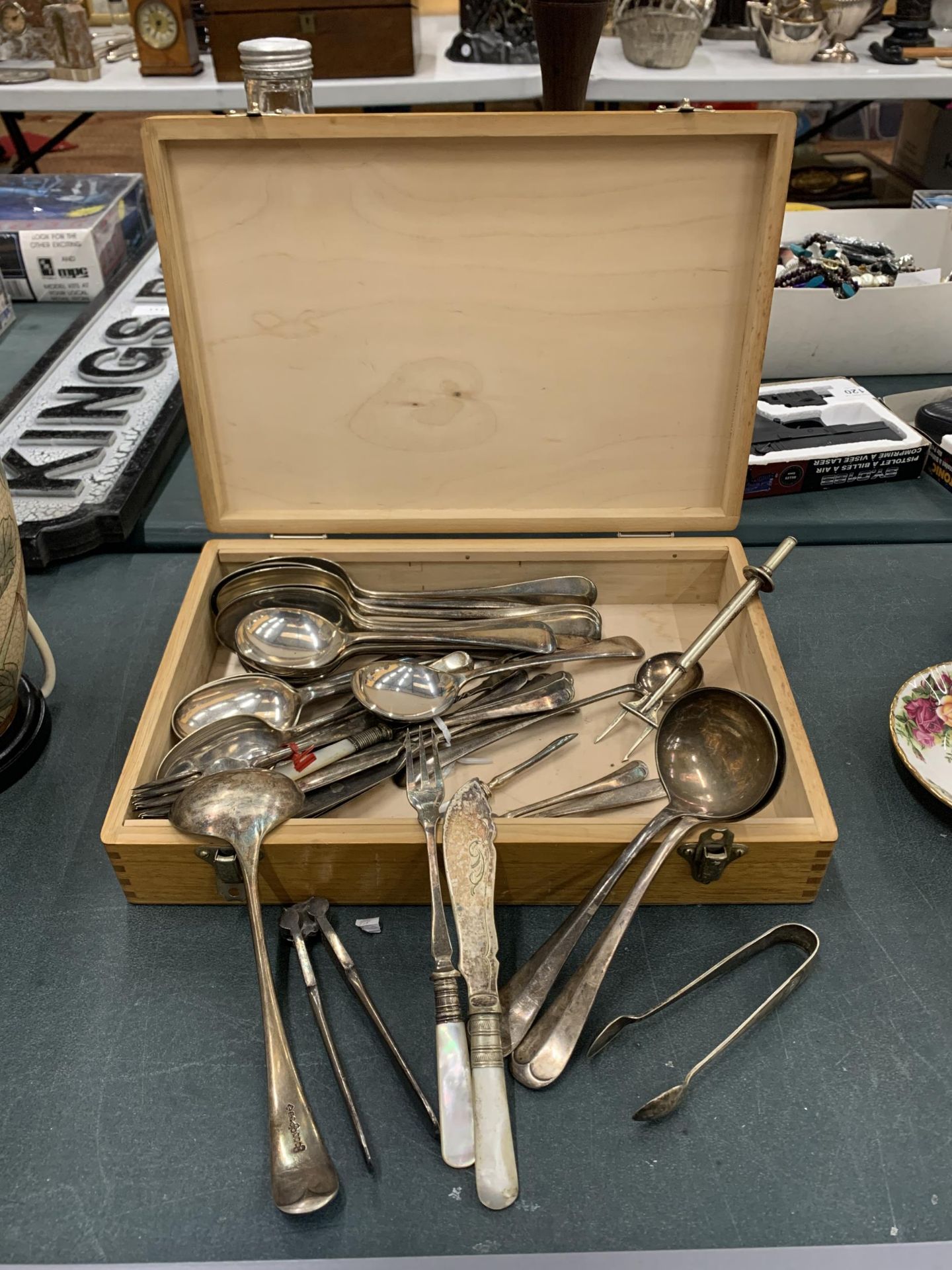 A WOODEN BOX CONTAINING ASSORTED SILVER PLATED CUTLERY