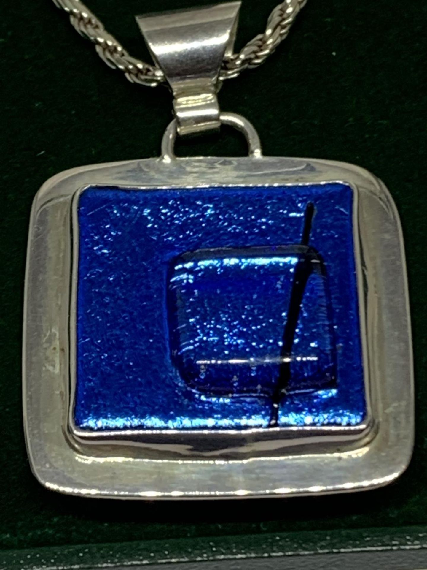 A BOXED SILVER NECKLACE WITH LARGE BLUE STONE PENDANT - Bild 2 aus 3