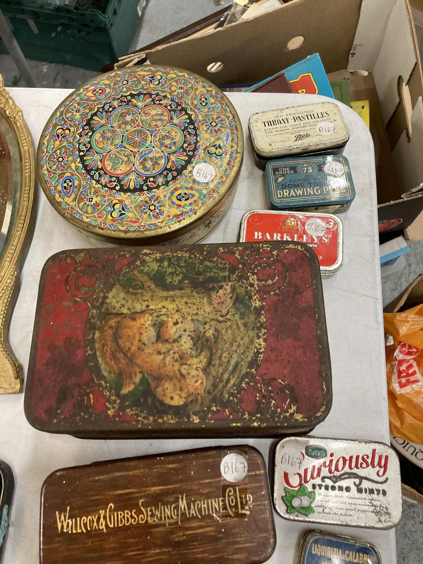 A QUANTITY OF VINTAGE TINS AND METAL FLORAL WALL PLAQUES - Image 2 of 5