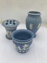 A GROUP OF THREE WEDGWOOD PALE BLUE JASPERWARE ITEMS - ARCADIA TYPE VASE WITH FROG INSERT, DANCING