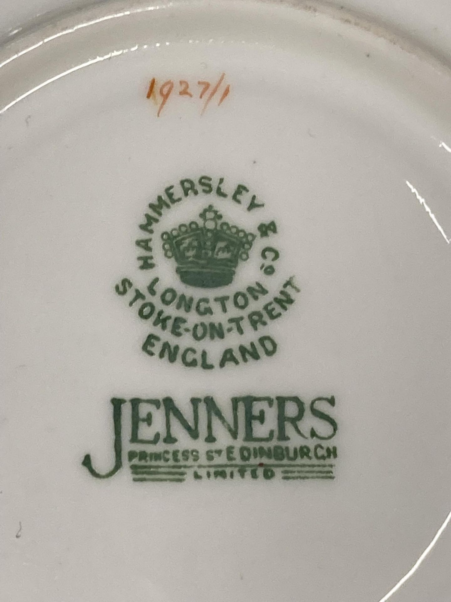A VINTAGE JENNERS PART CHINA TEASET TO INCLUDE A CREAM JUG, CUPS, SAUCERS AND SIDE PLATES - Image 4 of 4