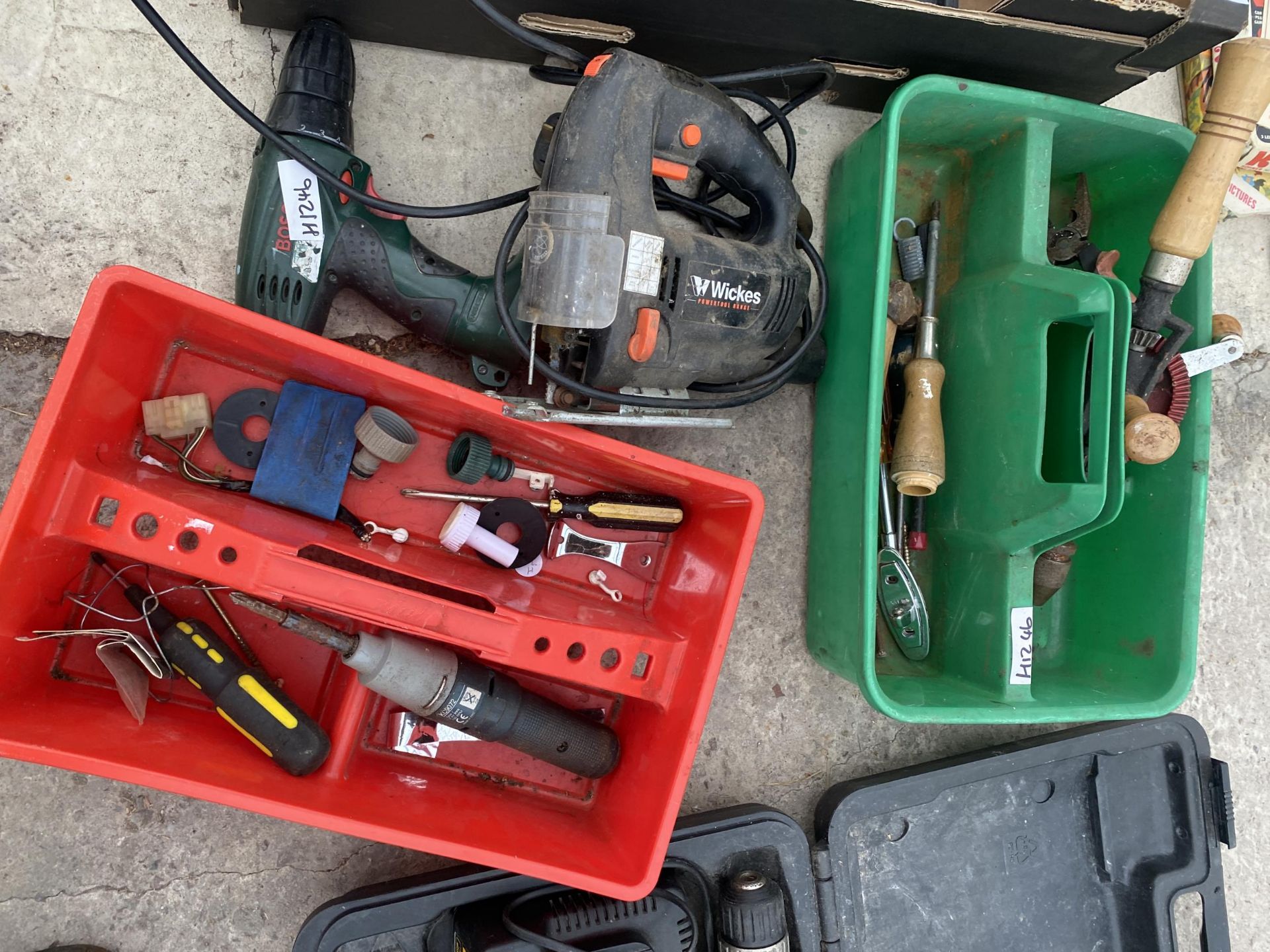 AN ASSORTMENT OF TOOLS TO INCLUDE A BRACE DRILL, AN AEG BATTERY DRILL AND A WICKES JIGSAW ETC - Image 3 of 4
